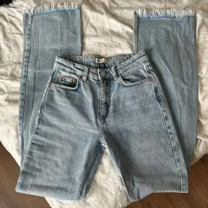Utsvängda jeans med fransig kant nedtill, dom är även långa i benen.