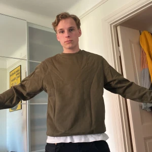 East west tröja - Oanvänd East West tjock tröja. As fet enligt mig. Köpare får en puss av mig ifall du så önskar. 