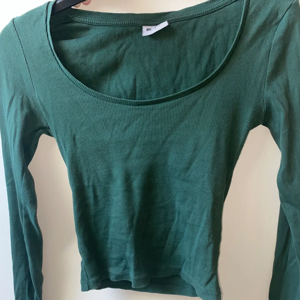 Grön ribbad tröja från veromoda, storlek M, bra skick, få användningar, inga defekter. Tröjor & Koftor.