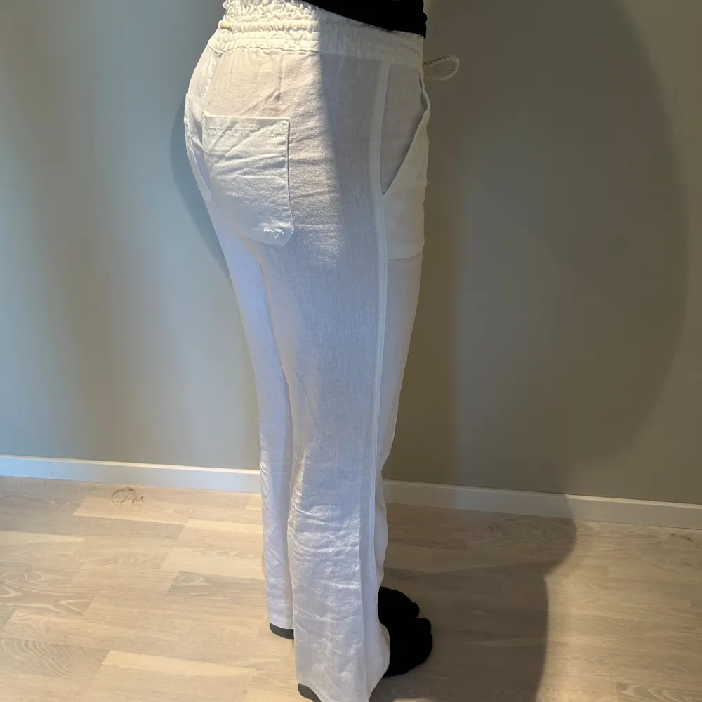Säljer mina helt nya Roxy linne byxor som aldrig används bara testade och lapparna sitter kvar. Jeans & Byxor.