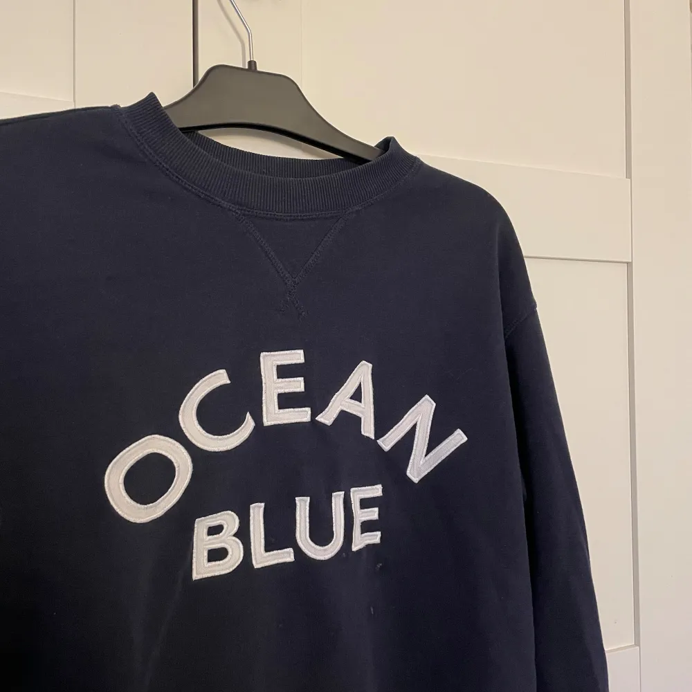 Mörkblå sweatshirt från h&m som är använd men fortfarande i perfekt skick💓den är i storlek XS💘hör av dig om du vill se fler bilder eller är intresserad . Hoodies.