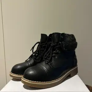 Skulle vara en present men blev aldrig av så får ta och sälja dessa snygga o stilrena boots här istället :)  Kvitto finns! 