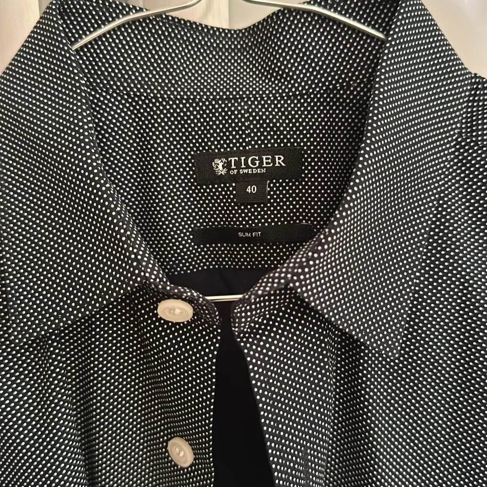 Prickig skjorta från Tiger of Sweden  Aldrig använd, ny utan prislapp  Storlek 40 slim fit (41cm bred och 74cm lång) 100% bomull. Skjortor.