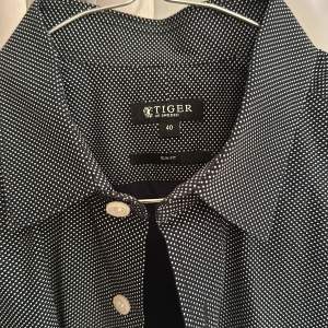 Prickig skjorta från Tiger of Sweden  Aldrig använd, ny utan prislapp  Storlek 40 slim fit (41cm bred och 74cm lång) 100% bomull