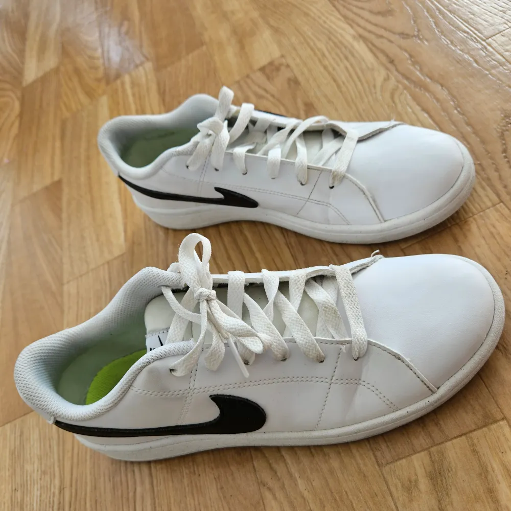 Ett par väldig frächa och fina Nike skor stl 40(25cm). Använd någon stacke gång så den är nästan som ny skick. Frågor på det, bara att fråga🙂. Skor.