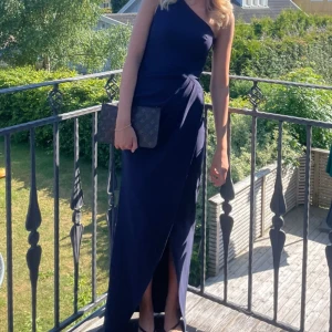 Balklänning  - Säljer min superfina balklänning i mörkblå💙💙skriv för fler frågor eller mått