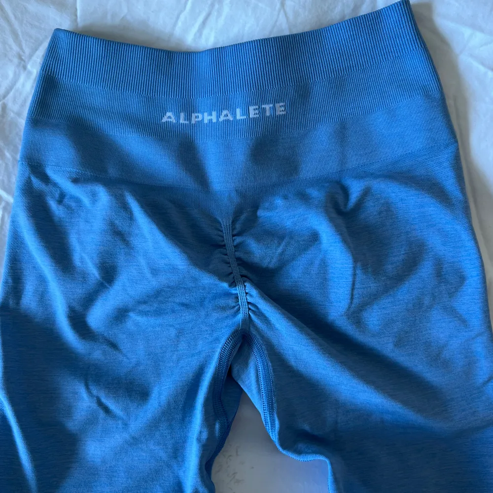 Alphalete amplify leggings i färgen ”washed denim”, som nya då de endast är använda en gång. Sport & träning.
