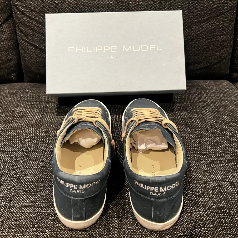 Säljer nu dessa riktigt snygga Philippe model skor som endast är testade hemma! Nypris ligger på 4600kr | box ingår | Bara höra av er vid intresse eller funderingar, PRIS GÅR ATT DISKUTERA VID SNABB AFFÄR! 🌟. Skor.