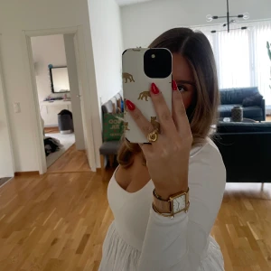 Guldig klocka! - Säljer nu denna guldiga klocka från eastside, aldrig använd då jag har andra klockor. Superfint skick då den bara samlat damm, däremot behöver batteriet bytas. 