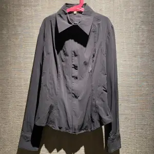 En jättefin svart tröja/tajt jacka från märket Karen Millen. Den har väldigt fina detaljer på b.la. dragkedjan och på utsidan av tröjan. I storlek S/36😍 Säljer då den är för liten för mig annars hade jag behållt den🤩 Skriv priv för mer info & bilder 