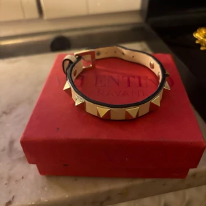 Valentino armband - Valentino armband i vit. Fint skick box, kvitto och påse finns