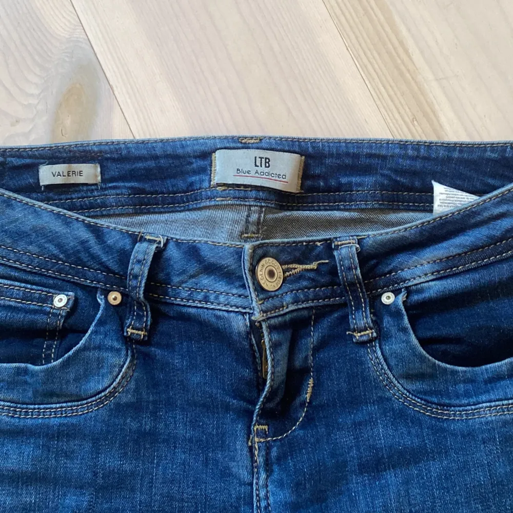 Säljer dessa ltb jeansen med hål i❣️ Storlek: 26/30 passar mig som är 163❤️. Jeans & Byxor.