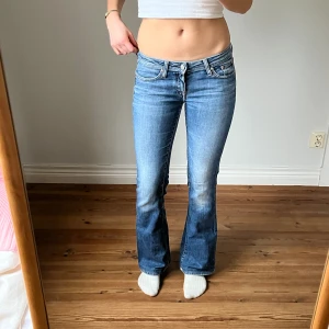 Lågmidjade jeans  -  Midjemått( rätt över): 37cm  Inerbenslängd: 77cm   Köp dem via ”KÖP NU” eller Swish  Modellen är 170 cm, inga defekter 💕