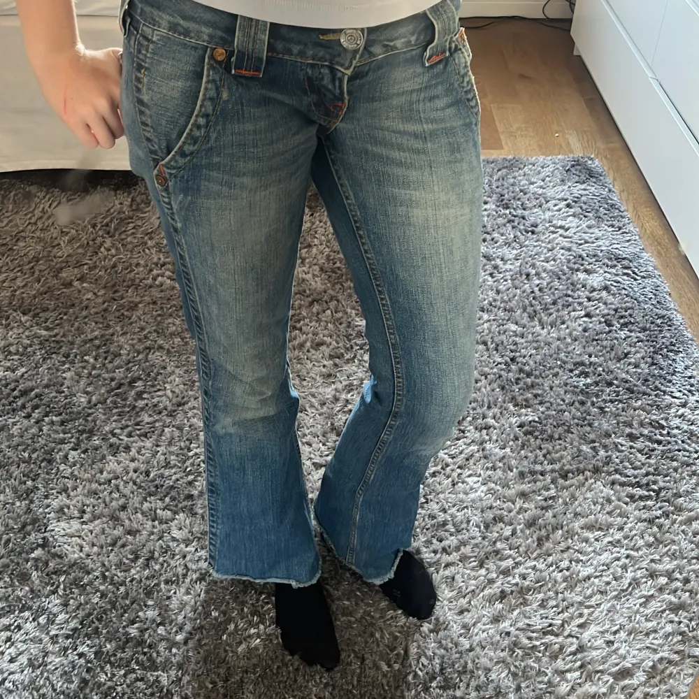 Så snygga true religion jeans som jag tyvärr inte använder längre då de inte riktigt passar mig eller är min stil. Jag har inte använt de så många gånger💕 köpte de för ca 750 tror jag men säljer för 500💕. Jeans & Byxor.