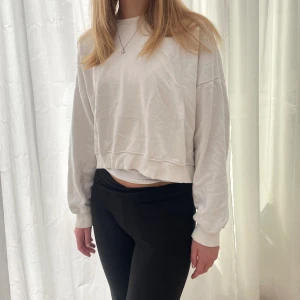 Vit Sweatshirt  - Fin, skön, vit sweatshirt som passar till det mesta! Är liite oversized i modellen.🤍