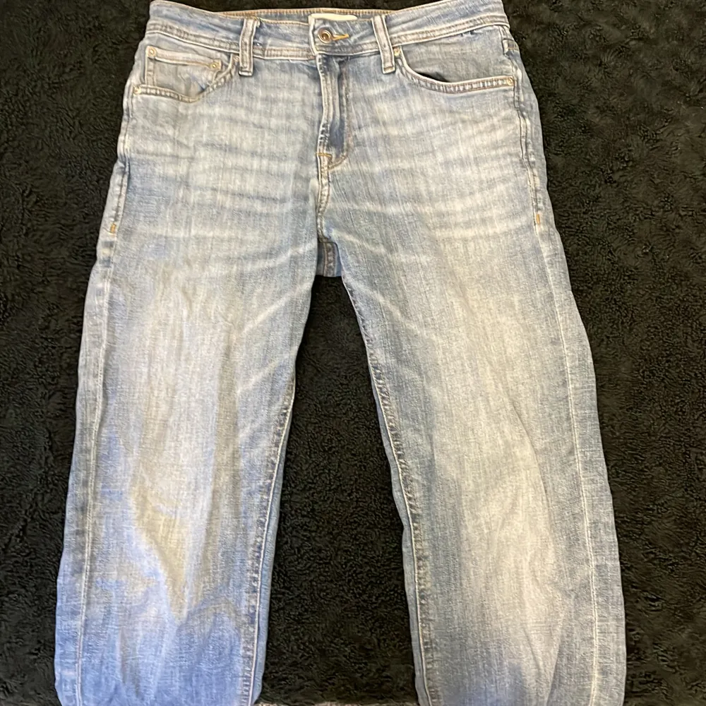 Jeans storlek 28/32 i normal passform från Jack & Jones. Några skavanker men inget som märks. . Jeans & Byxor.