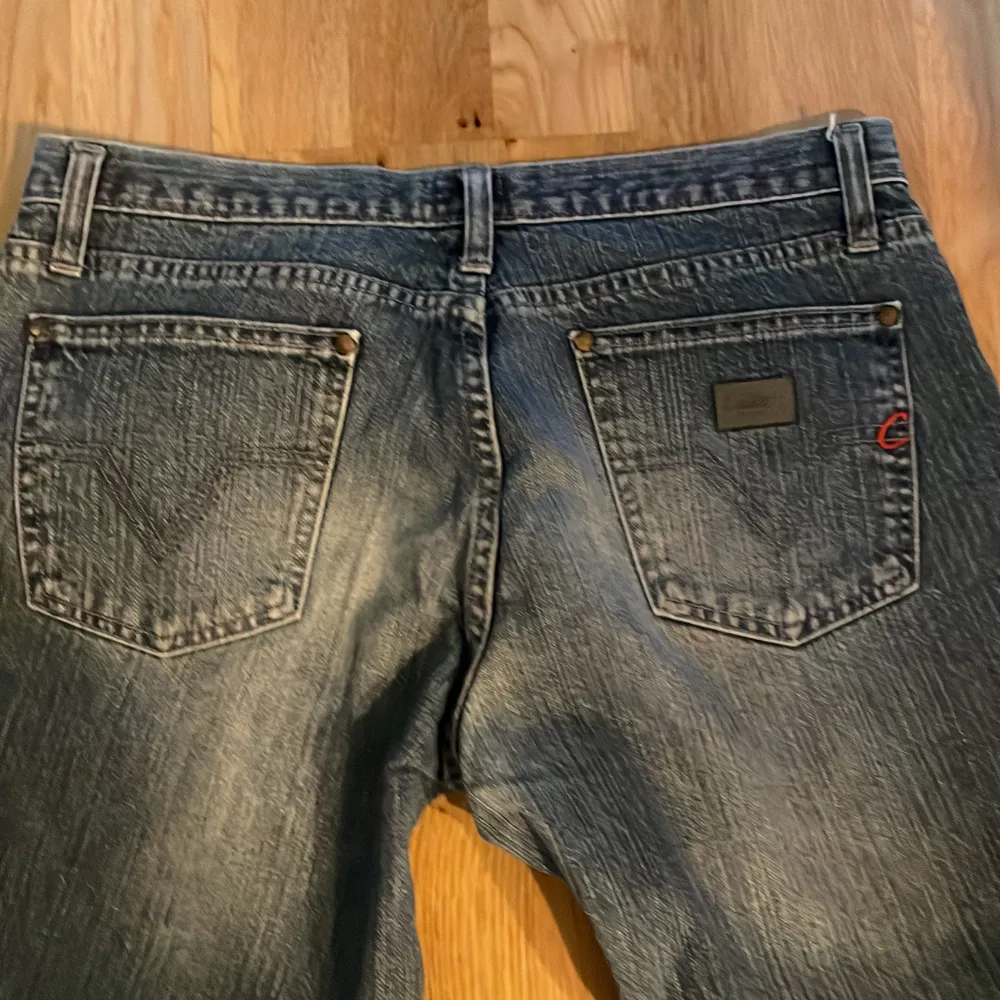 Tja säljer ett par skit snygga bootcut jeans från Caltex made in Italy. Storleken är 33, men kan beskrivas som 32/34. Jeansen är i jätte bra skick och har snygga fickor. Skriv om du har några frågor ✍🏻🙌. Jeans & Byxor.