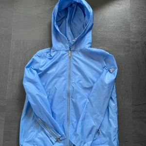 Prada windbreaker - Säljer denna prada windbreakern med den snyggaste färgen för sommarn! Helt oanvänd kommer med tag Priset är diskuterbart:) Storlek 36  men väldigt liten i storleken 