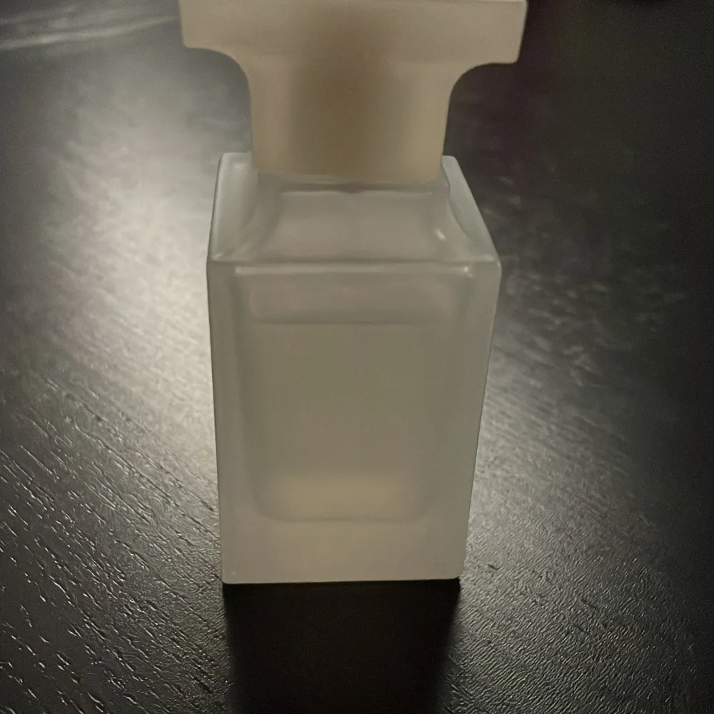 Säljer denna parfym för att jag använder den för lite. Flaskan är i bra skick, Inte jätteanvänd. Cirka 45 ml kvar. Fin sommar parfym. . Övrigt.