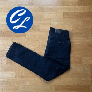 Nudie jeans  - Tja! Nu säljer vi de här Tiger of Sweden jeansen! Jeansen är i bra skick. Storlek 31/32. Tveka inte att höra av dig vid minsta fråga eller fundering!👍