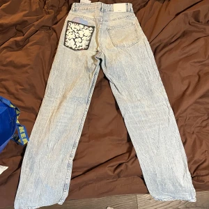 Bershka straight jeans målade - Mina första byxor jag försökte måla på, som man ser är det lite fail ovanför fickan men d hade jag nog inte brytt mig om om jag hade kunnat ha på mig dom!