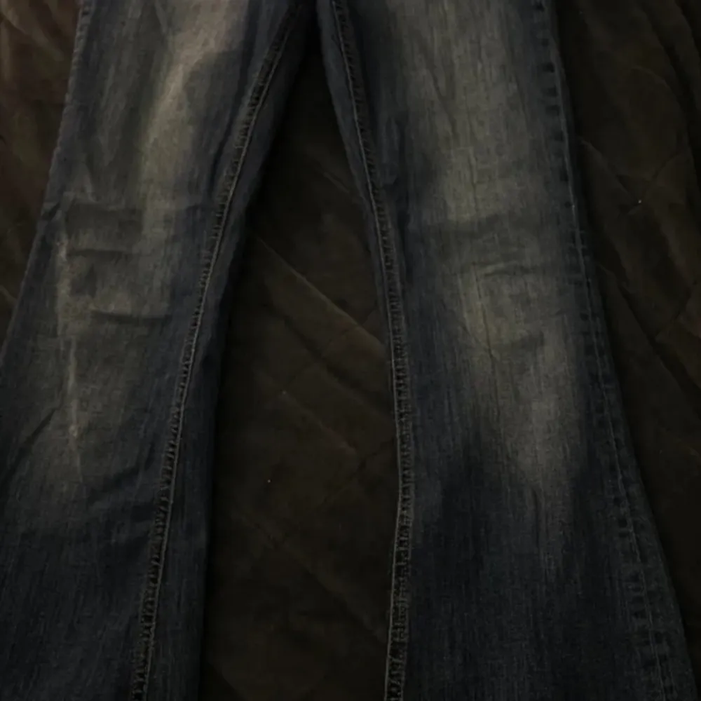 Ett par mörkblåa lågmidjade bootcut jeans, i storlek 38. Aldrig använt bara testade, då dem är för stora för mig. Jag är 160 cm. Priset kan diskuteras, jag fraktar alt. möts upp i Stockholm. . Jeans & Byxor.