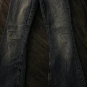 Lågmidjade bootcut jeans  - Ett par mörkblåa lågmidjade bootcut jeans, i storlek 38. Aldrig använt bara testade, då dem är för stora för mig. Jag är 160 cm. Priset kan diskuteras, jag fraktar alt. möts upp i Stockholm. 