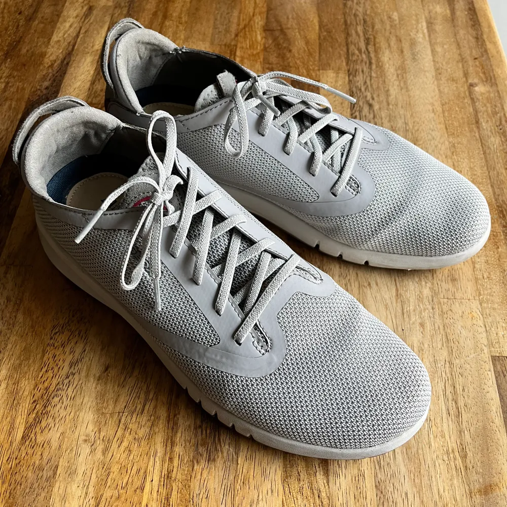 Clean grey sneakers from Geox in size 41 (EU). They run slightly big in size. They fit me, who is usually a 41.5 (EU). Used sparingly and little sign of wear.. Skor.