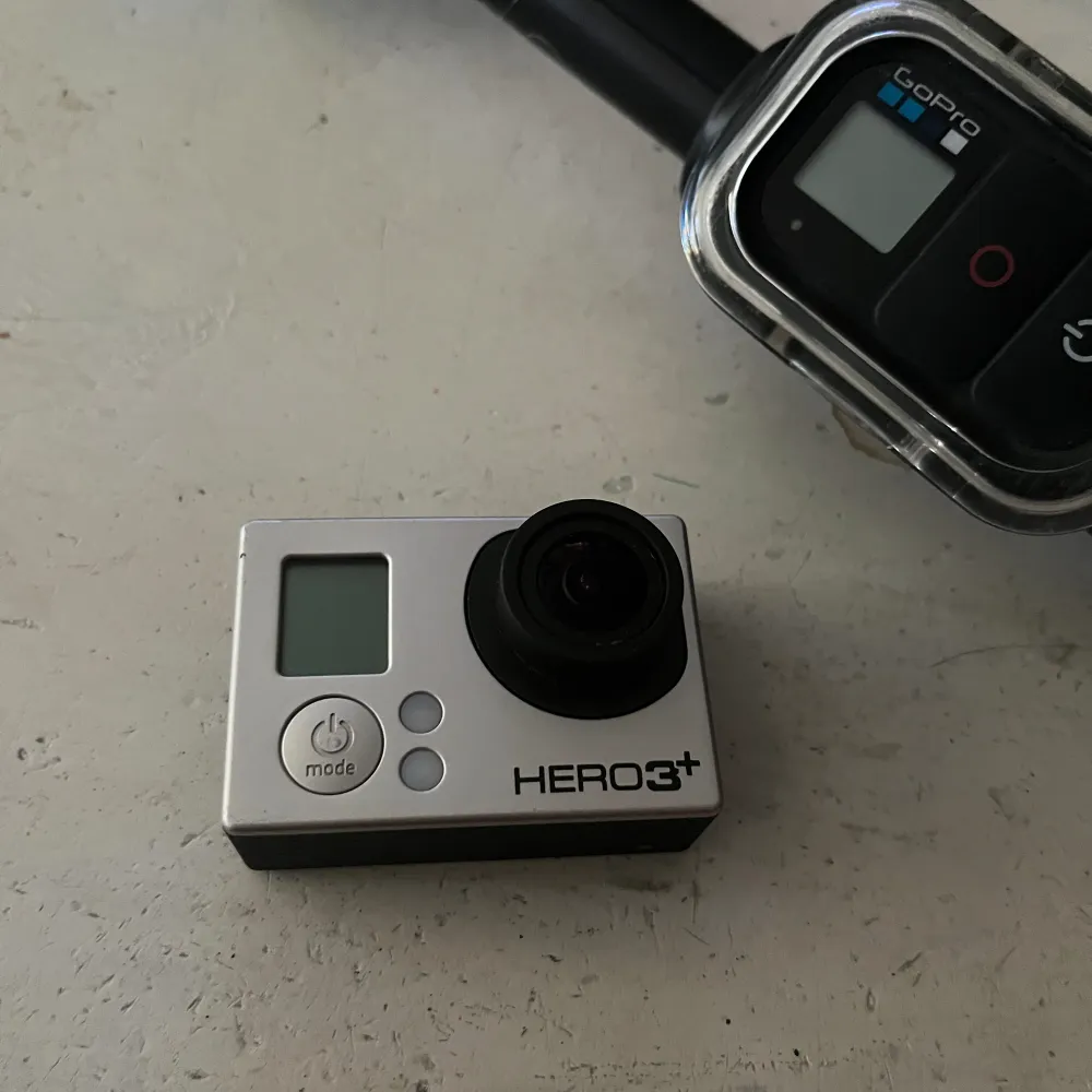 GoPro Hero 3+ inkl selfiestick som du kan styra kameran med samt vattentät skydd till kameran. . Övrigt.