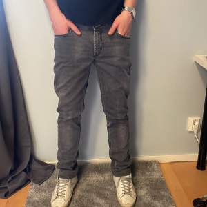 Ett par snygga och unika jeans från acne studios. Dem är storlek 32-34 och killen i bilderna är 180 och 68kg. Om ni undrar nått är det bara att skriva ✌️
