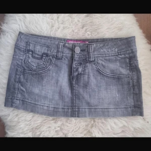 Jeans kjol - Säljer min gråa jeans kjol ifrån Bershka! Super fint skick!💕💕Kontakta mig för fler bilder eller frågor!❤️