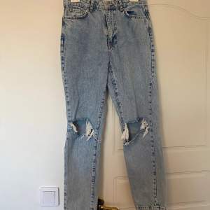 Fina håliga jeans från Gina Tricot i fint skick. 