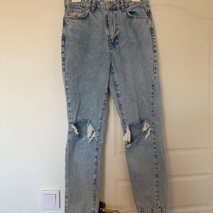 Håliga jeans från Gina Tricot  - Fina håliga jeans från Gina Tricot i fint skick. 