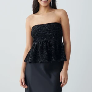 Peplum topp Gina - Säljer denna jättefina Gina tricot toppen. Den är helt oanvänd och har lapparna kvar. Den är perfekt nu till sommaren och fest. Hör av er vid frågor!💗