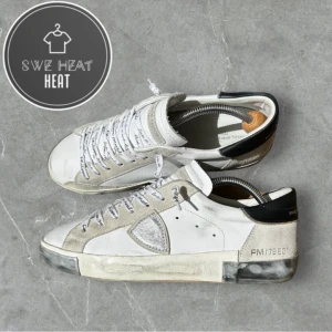 Philippe Model skor  - Tja, säljer dessa as feta Philippe model skor i storlek 41 men passar 42. Grymt skick och box tillkommer! Hör av dig vid frågor eller funderingar!