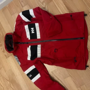 Helly Hansen seglarjacka - Storlek 140, knappt använd, nyskick 