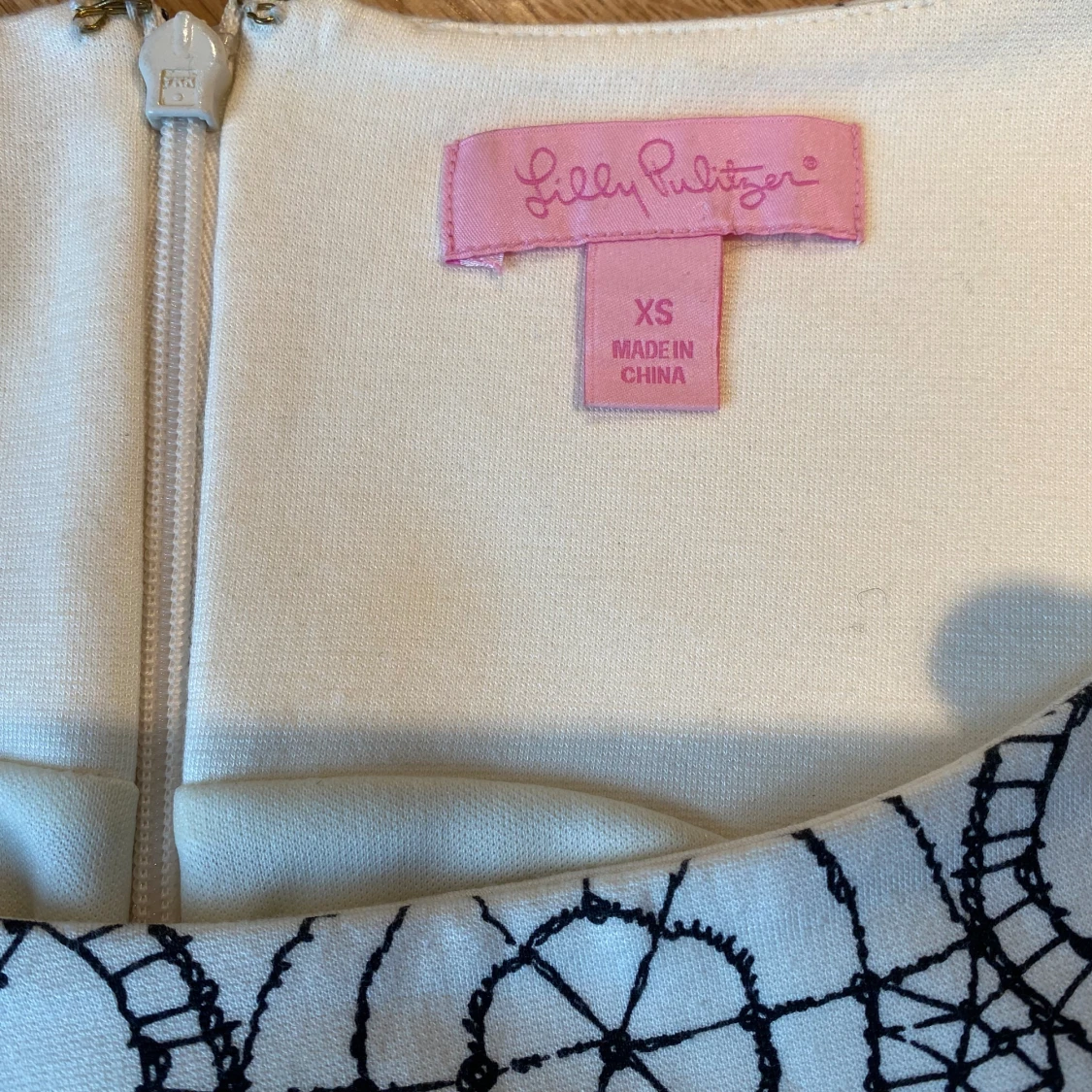 Vit klänning med svart mönster i strl XS från Lilly Pulitzer modell Julianna dress lace you there - 91