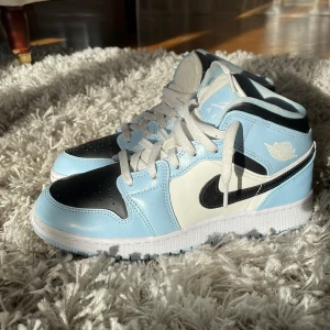 Jordan 1 Ice Blue Mid - Nu säljer jag mina skor. Dem är nästan i nyskick. Str 38. Nypris är (3000)kr mitt pris (700)kr Ingen repa på dem.