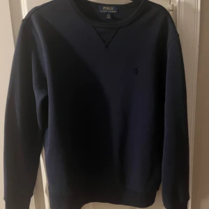 Ralph lauren tröja - Hej, säljer denna tröja i storlek 14-16 år men motsvarar xs-s. Den är i ett bra skick då den är använd men inga större defekter.