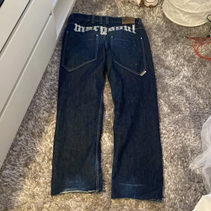 Marysoul jeans - Coola marysoul jeans. Avklippta men långa (110 cm ytterbenslängd). 44 i midjan men sitter bra med skärp oxå :) Lite slitna på ena bakfickan o vid benöppningarna men annars bra skick :).  