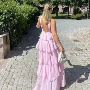 Säljer denna vackra klänningen som Felicia har gjort tillsammans med vero Moda. Beställde två storlekar både M och L. L passar mig bra som vanligtvis är M :) 🩷🩷🩷🩷 om fler är intresserade blir det budgivning 