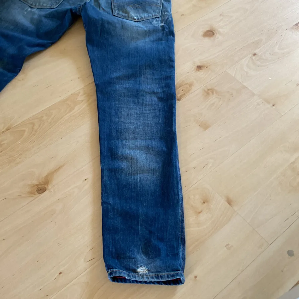 Snygga Riped Replay anbass jeans | Storleken är 32/32 | Hör av er vid frågor!. Jeans & Byxor.