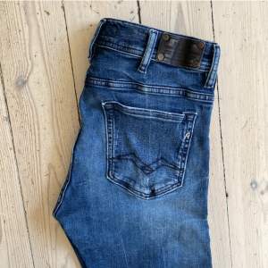 Replay jeans i modellen Jondrill 🙌 Sitter typ som Anbass och skicket är mycket fint 👍 Skriv vid fråga