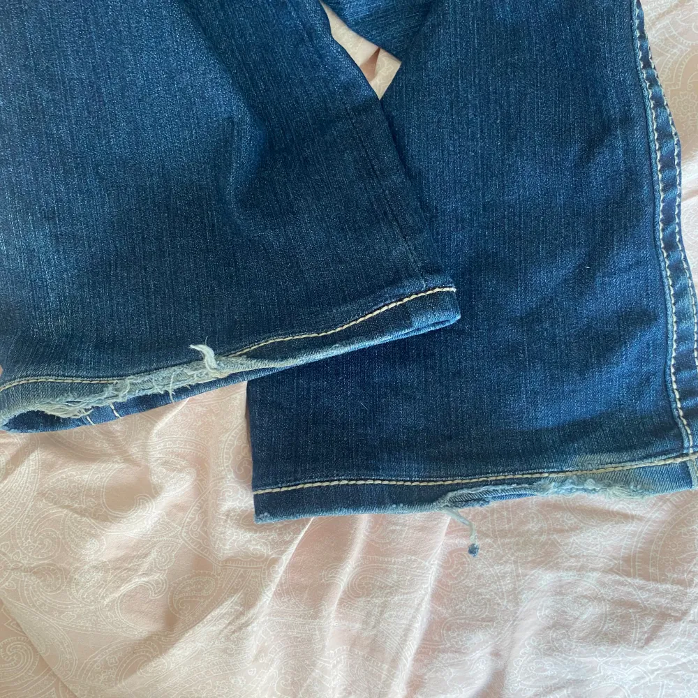 Skitsnygga miss me bootcut jeans köpta i Amsterdam! Superbra skick bortsett från slitningarna nedtill (se bild 5) men de märks inte. midjemått: 36,5cm innerbenslängd: 83cm priset kan alltid diskuteras och är alltid öppen för prisförslag💗. Jeans & Byxor.