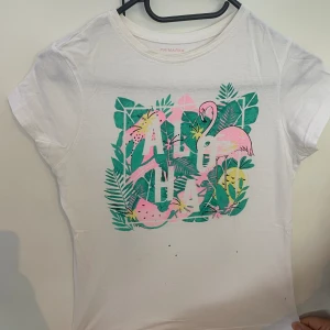Vit t-shit  - Vit t-shirt för barn mellan 9-12 år, lite fina djur i mitten och lite blå fläckar som finns lite nedanför tröjan 