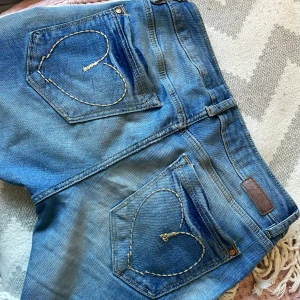 Jättefina jeans💗 - Utsvängda jeans med hjärtan på fickorna, supersöta men tyvärr för stora för mig❤️ Dom är storlek 164 men funkar som xs-s🫶 De är lite slitna längst ner vid fötterna men inget man tänker på