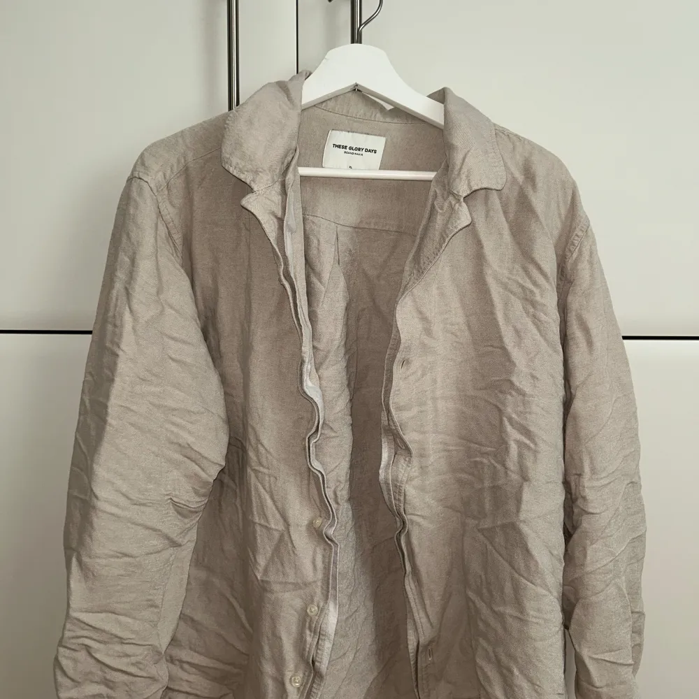 Linneskjorta från These Glory Days i storlek XL. Skjortan har tyvärr krympt lite och sitter mer som en M/L nu. Köpt på Volt. . Skjortor.