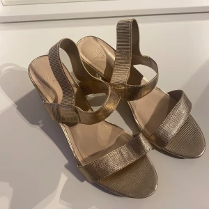 Klackskor HM  - Säljer dessa söta till val 💕eller i sommar  👌 aldrig andvända förutom att jag har privat att gå hemma med dom på ☺️