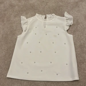 Vit blus 💐 - Vit blus från shein med vita vaxpärlor på, väldigt fint skick. Köparen står för frakten!