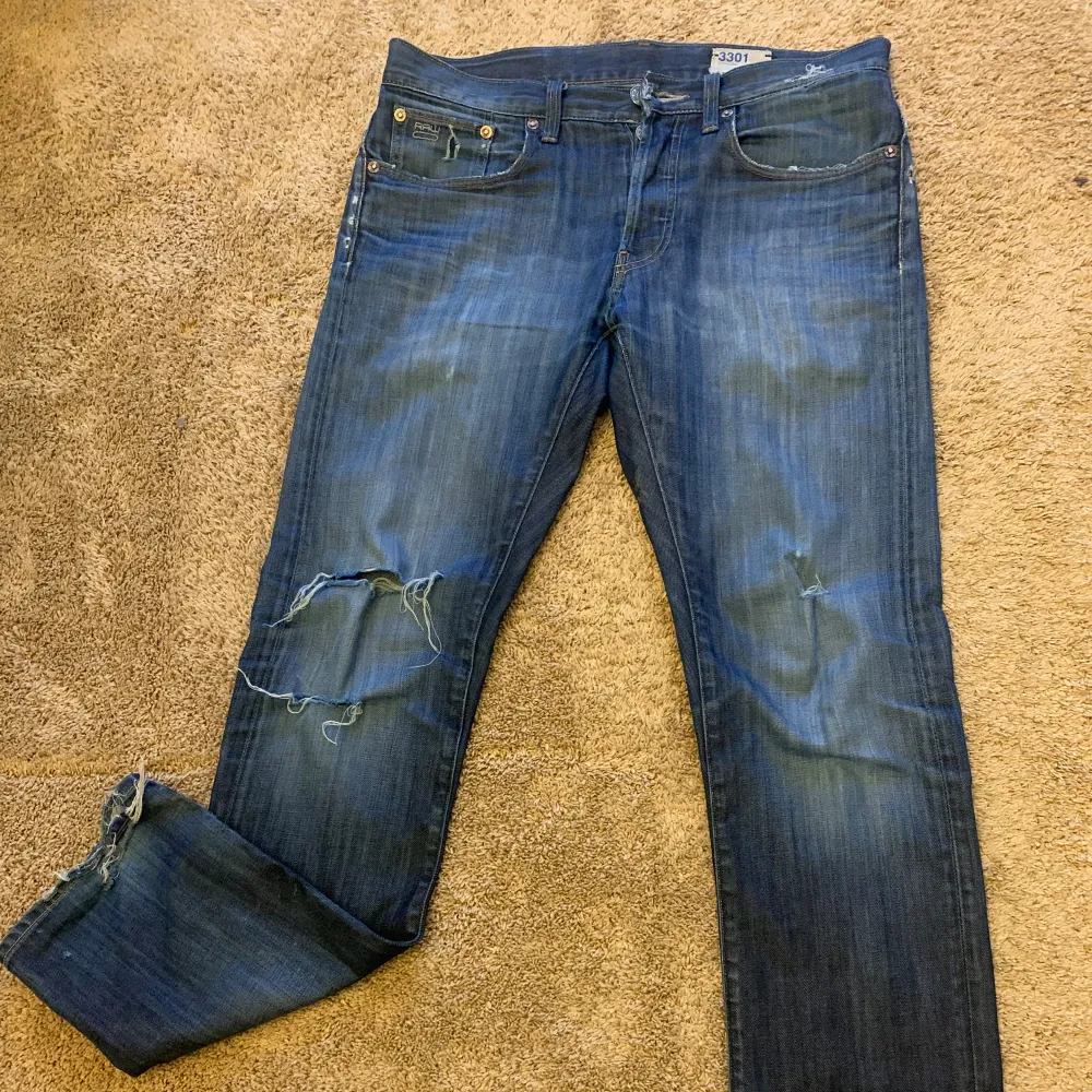 Riktigt snygga slim-jeans från G-STAR RAW med slitningar. Priset är INTE hugget i sten.. Jeans & Byxor.